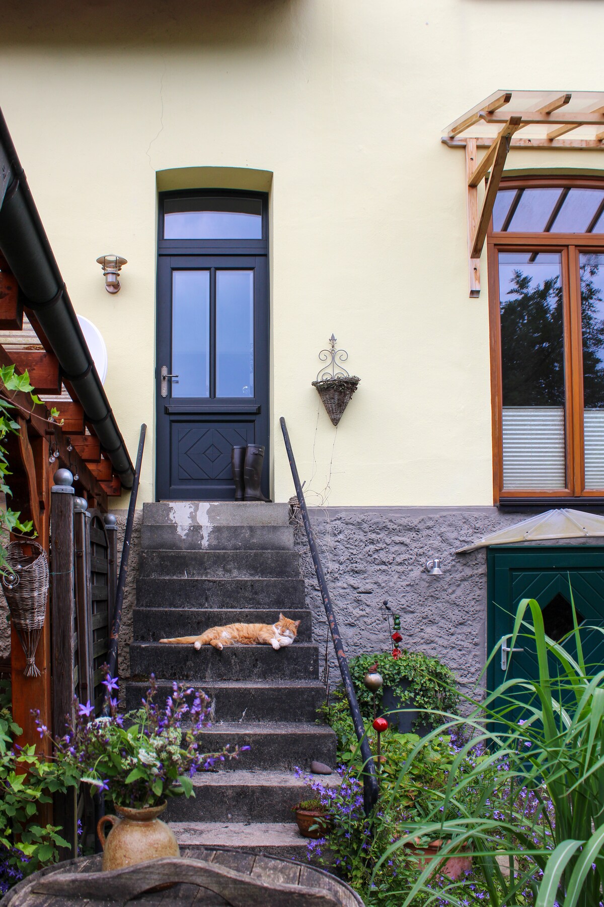 Zugang durch den Garten zur Ferienwohnung